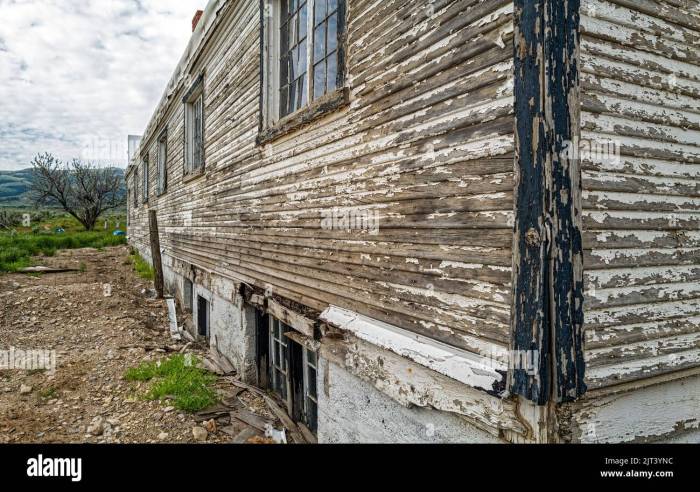Peeling off siding hi-res stock photography and images - Alamy